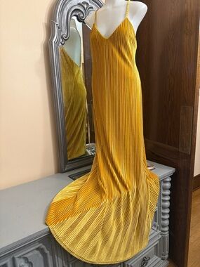 Lulus Small Kauri Golden Yellow Pleated Velvet Backless Maxi Dress